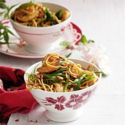 Stir-Fried Noodles with Prawns, Asparagus & Snow Peas