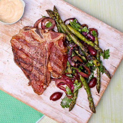 T-Bone Steak With Asparagus & Onion