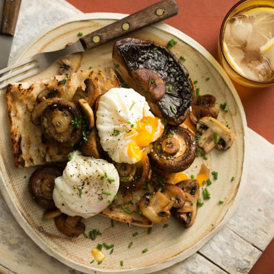 Toast With Poached Eggs & Mushrooms