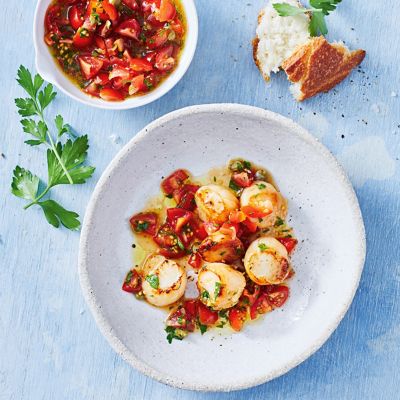 Pan-Seared Scallops With Rustic Tomato Sauce