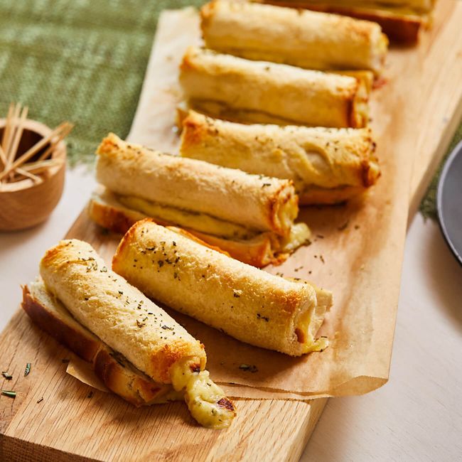 Cheesey Cheddar Rolls With Rosemary And Horseradish