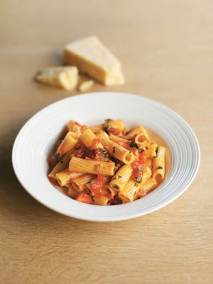 Rigatoni With Fresh Tomato, Chilli, Garlic & Basil