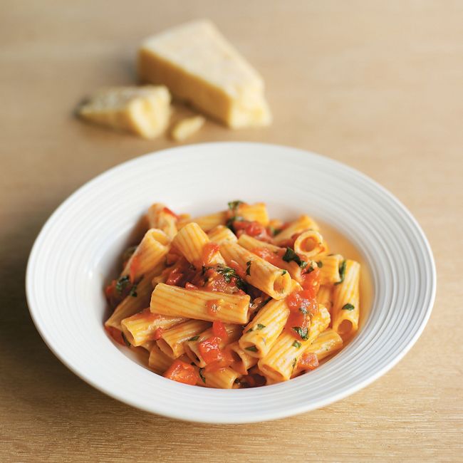 Rigatoni With Fresh Tomato, Chilli, Garlic & Basil