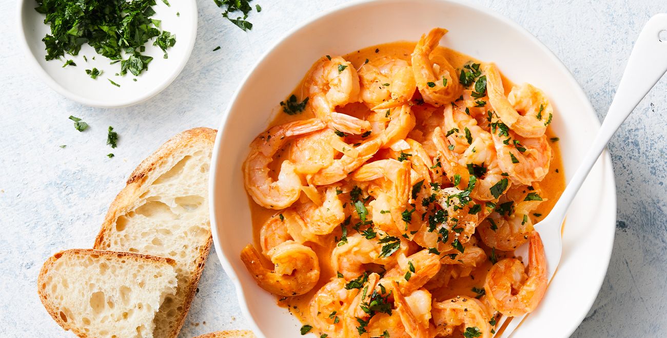 https://foodhub.scene7.com/is/image/woolworthsltdprod/2104-creamy-garlic-prawns:Desktop-1300x658