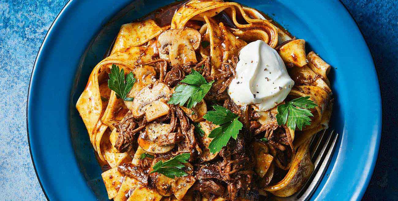 https://foodhub.scene7.com/is/image/woolworthsltdprod/2105-best-slow-cooker-beef-stroganoff:Desktop-1300x658