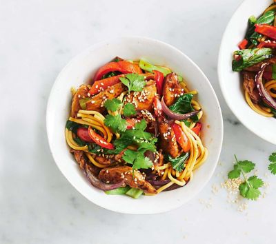 Chicken, veggie & noodle traybake