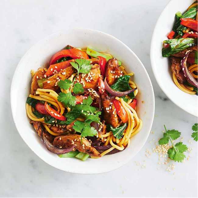 Chicken, veggie & noodle traybake