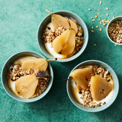 Healthier Vanilla and Spice Poached Pears With Yoghurt