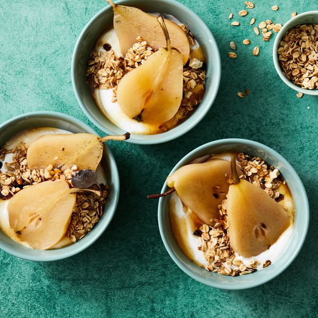 Healthier Vanilla and Spice Poached Pears With Yoghurt