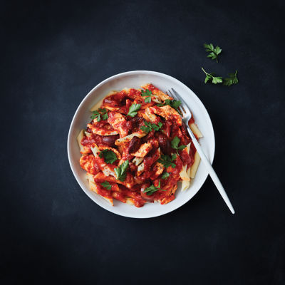 Speedy tomato, chicken and olive pasta