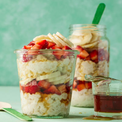 Wholegrain vanilla oat porridge with berries & banana