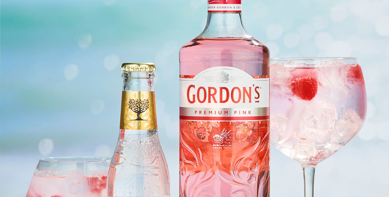 Пинк тоник какой вкус. Гордонс Пинк. Гордонс коктейль. Gordons Pink Gin and Tonic. Джин тоник розовый.