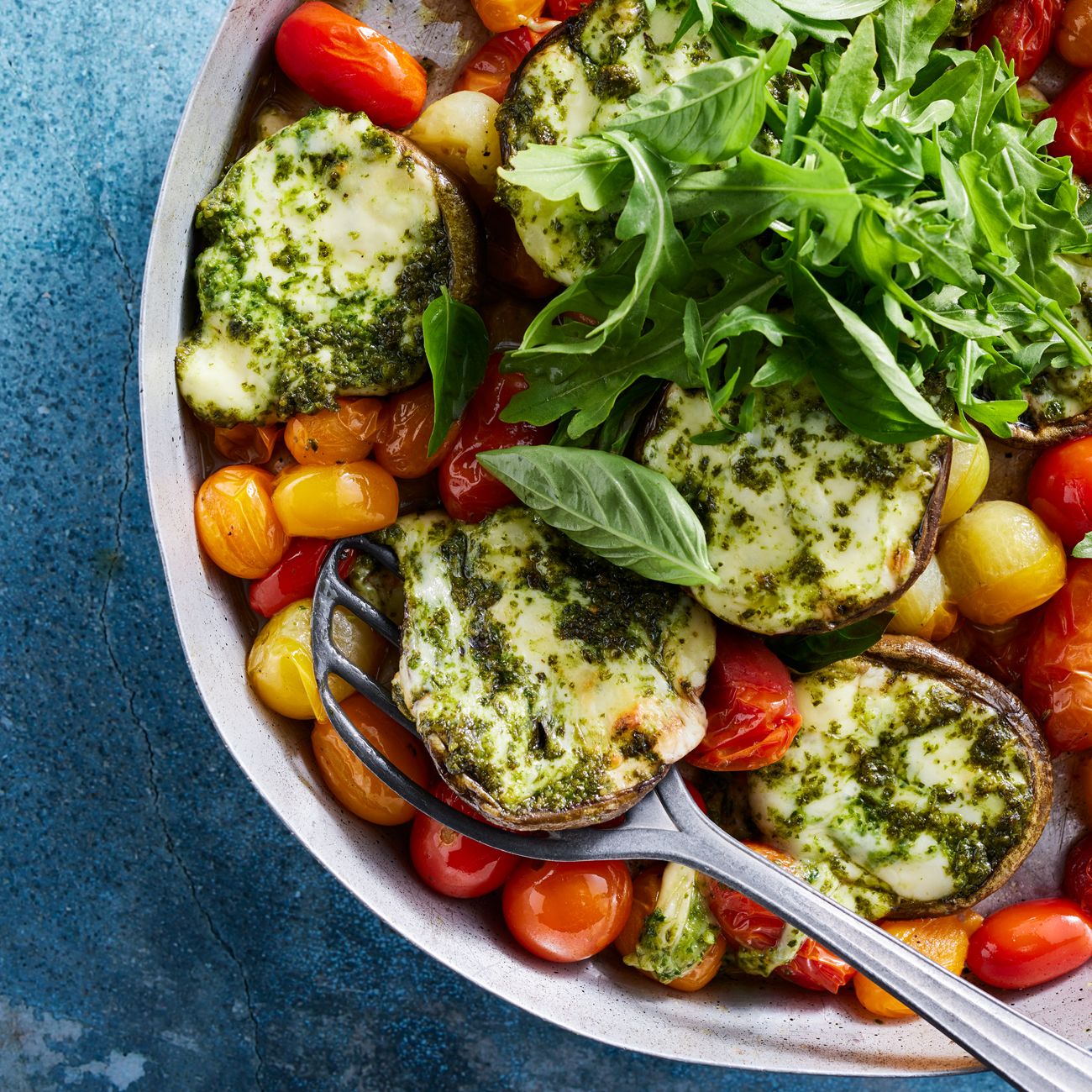 Cheesy mushroom pesto traybake