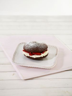 Strawberries & Cream Whoopie Pies