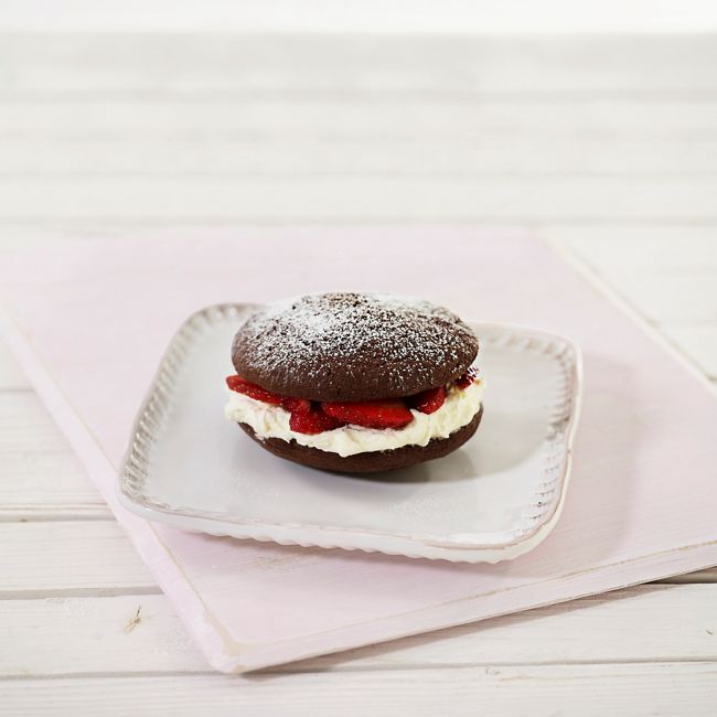 Strawberries & Cream Whoopie Pies