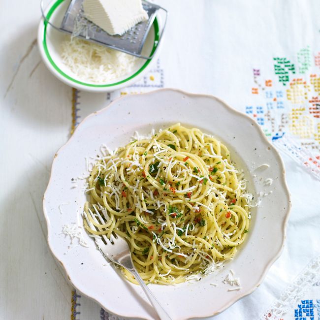 Spaghetti With Garlic, Oil & Red Chilli