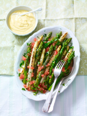 Roasted asparagus with aïoli sauce