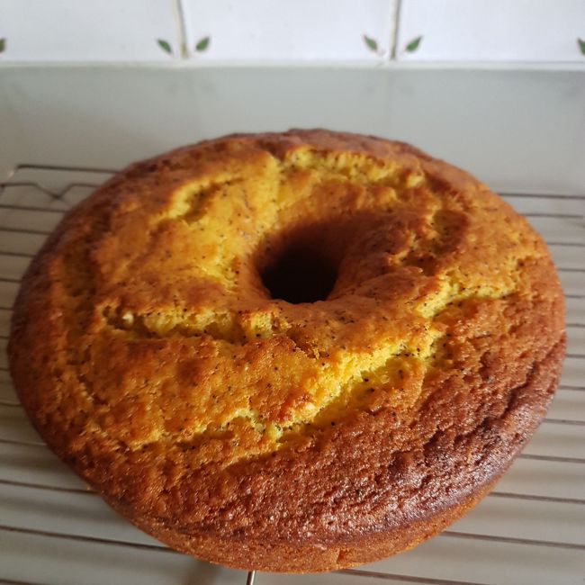 Orange and poppyseed cake