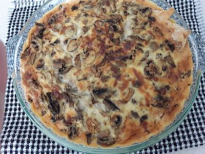 Sour cream and mushroom pie