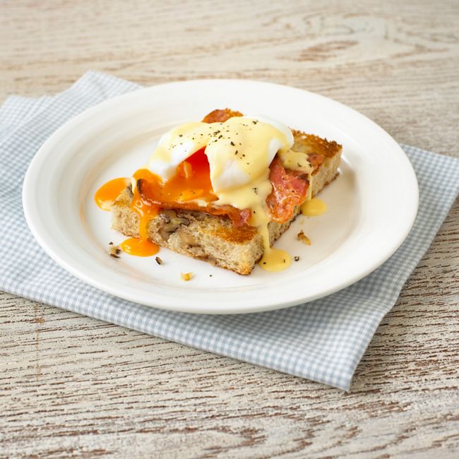Eggs Benedict With Crispy Bacon