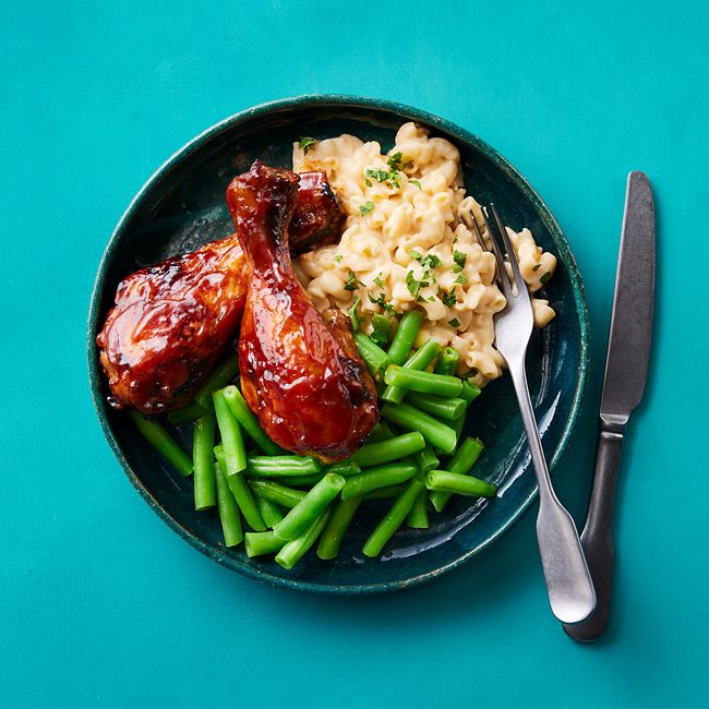 Sticky Barbecue Drumsticks with Mac & Cheese 