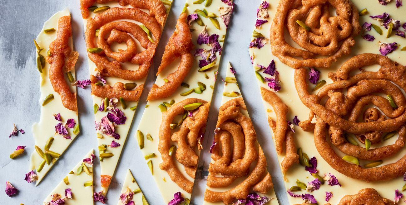 Give a new twist to the taste of Jalebi this Taherwar, try this White Chocolate Bark Jalebi recipe