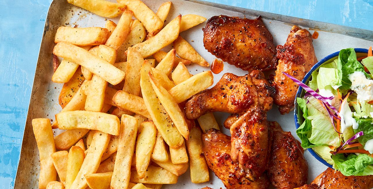 Buffalo wings with blue cheese dip and chips