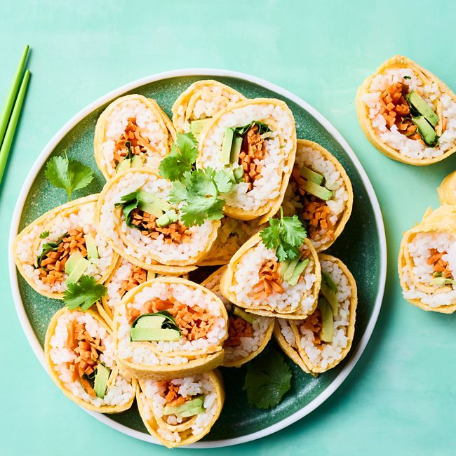 Omelette avocado sushi