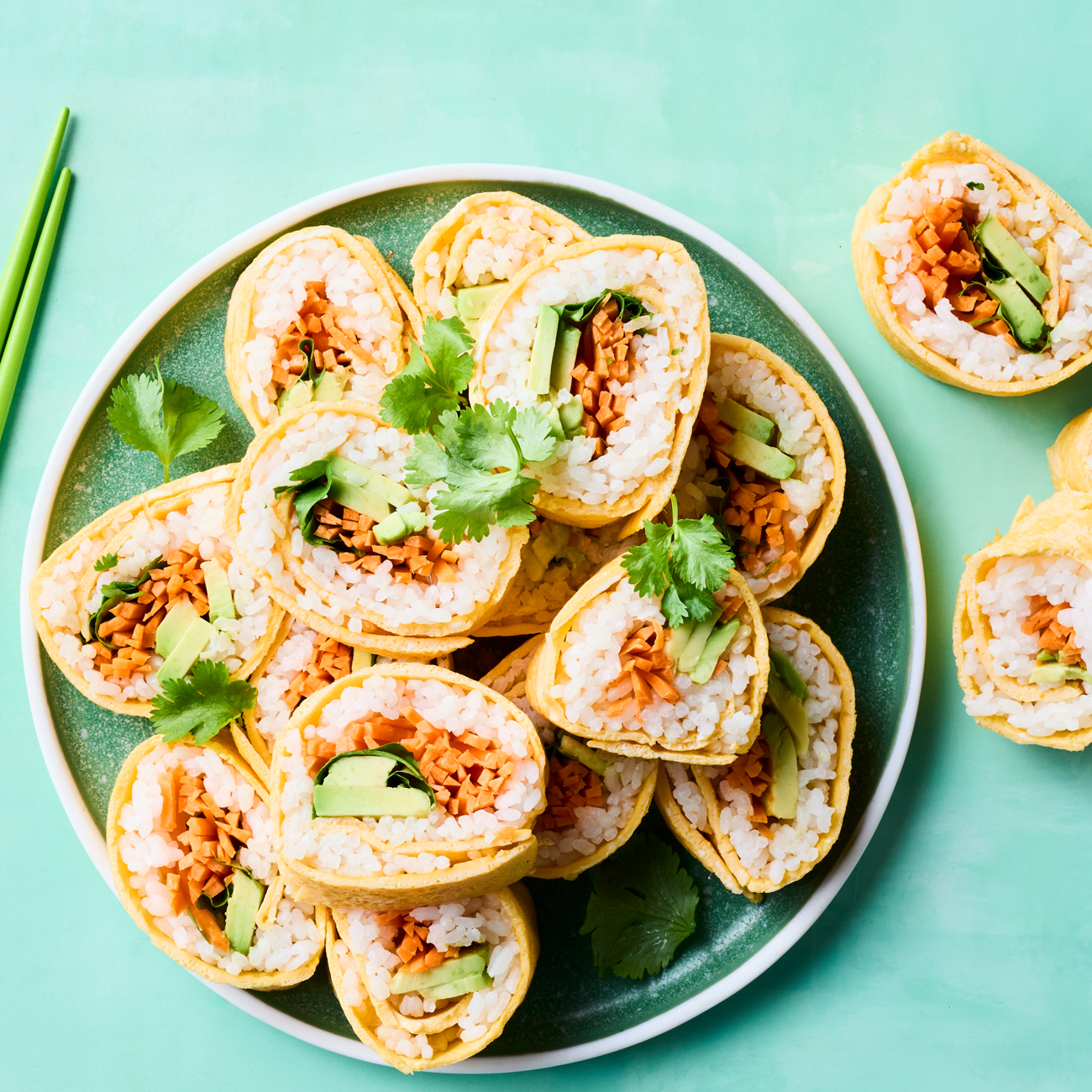 Omelette avocado sushi