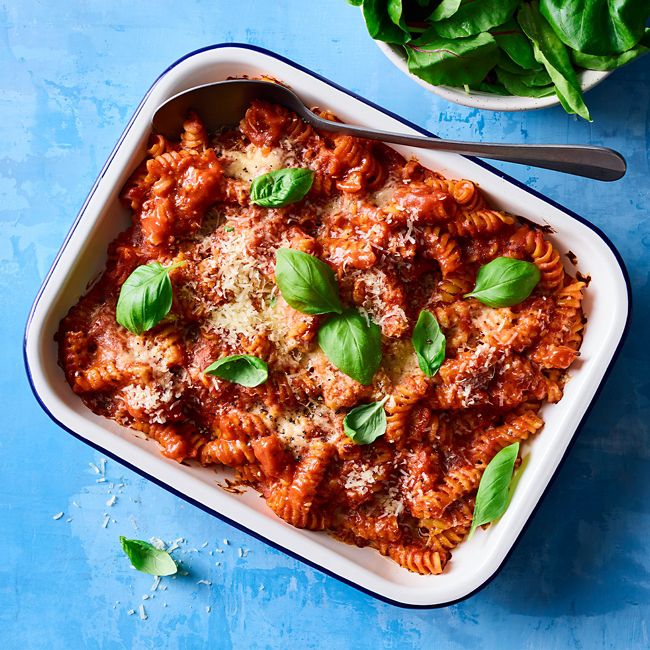 Easy tomato, onion & roast garlic pasta bake