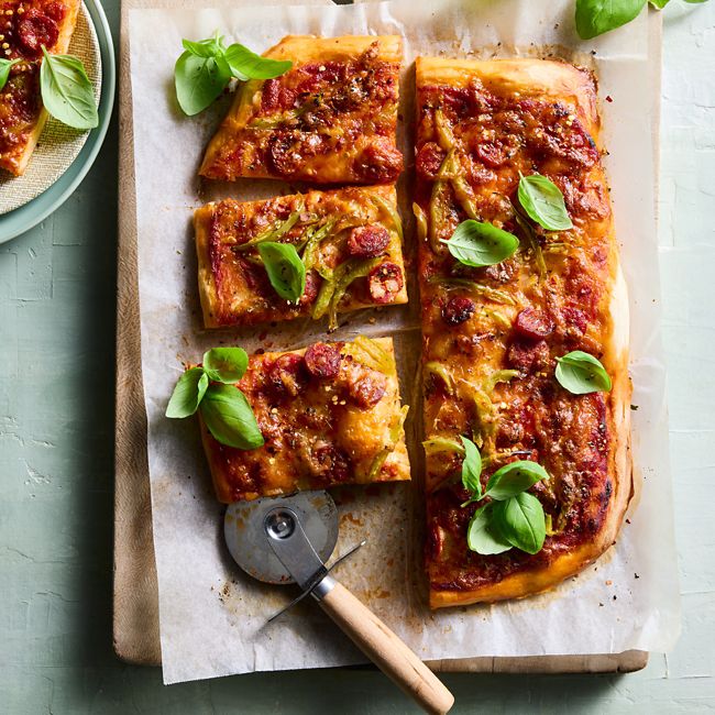Baked spicy deep-dish pizza