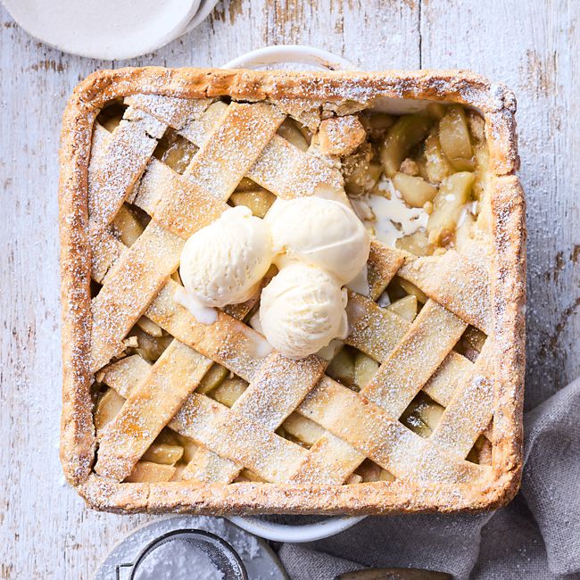 Deep-dish spiced apple pie