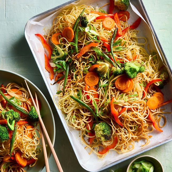 Vegetable chow mein traybake