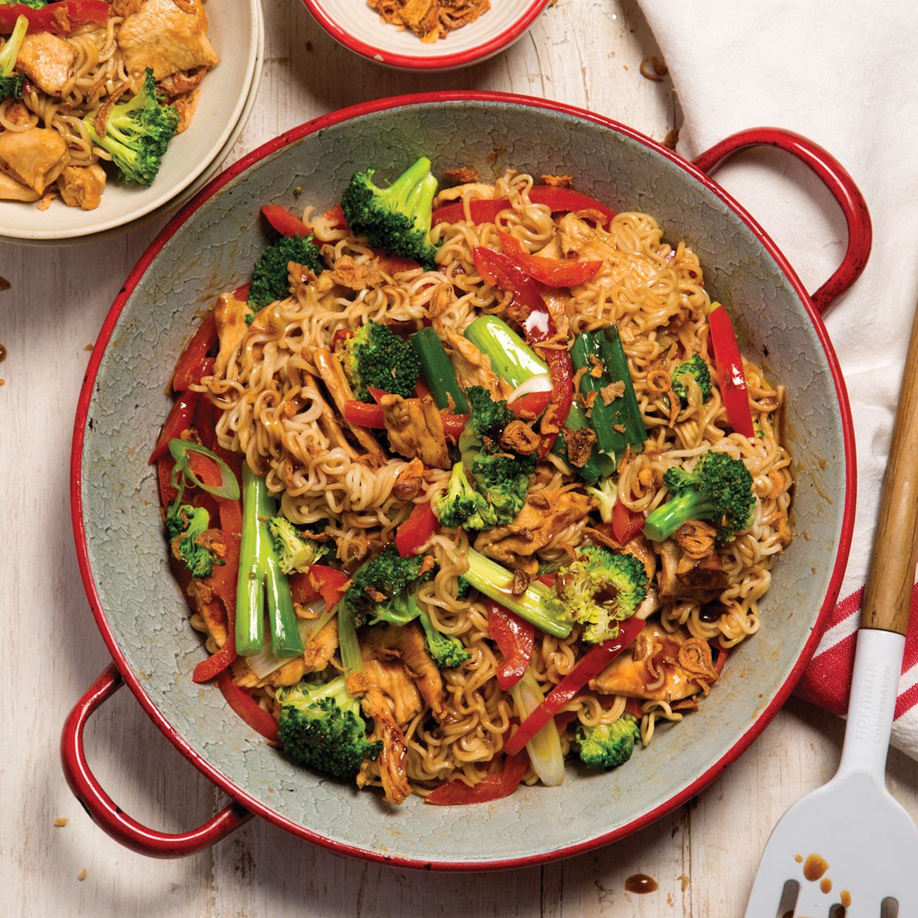 20-Minute Chinese BBQ Chicken Noodles with Capsicum and Spring Onion