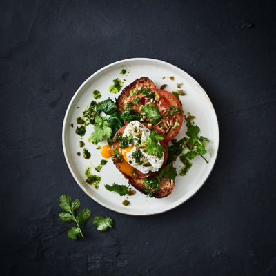 Poached eggs with coriander & lime sauce