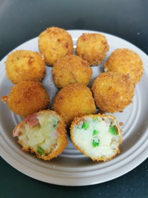 Cheesy jelopeno bacon balls