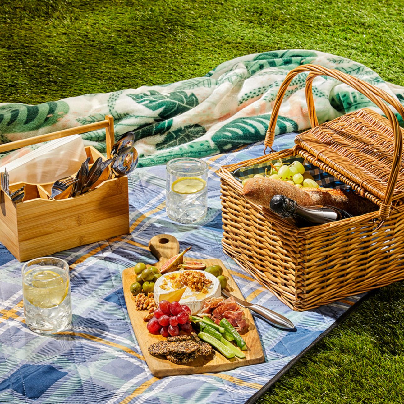 What to Bring to a Picnic Woolworths