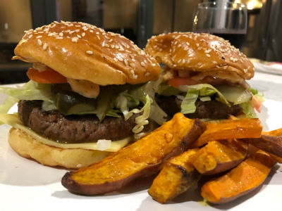 Beef Burgers with sweet potato chips