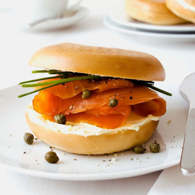 Smoked salmon bagels with kefir, chives and capers
