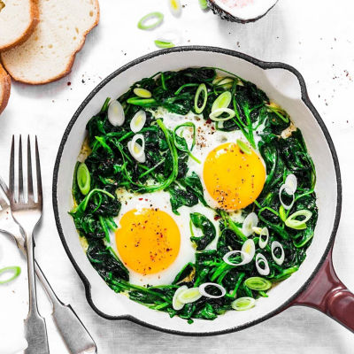 Spinach baked eggs with kefir and chilli 