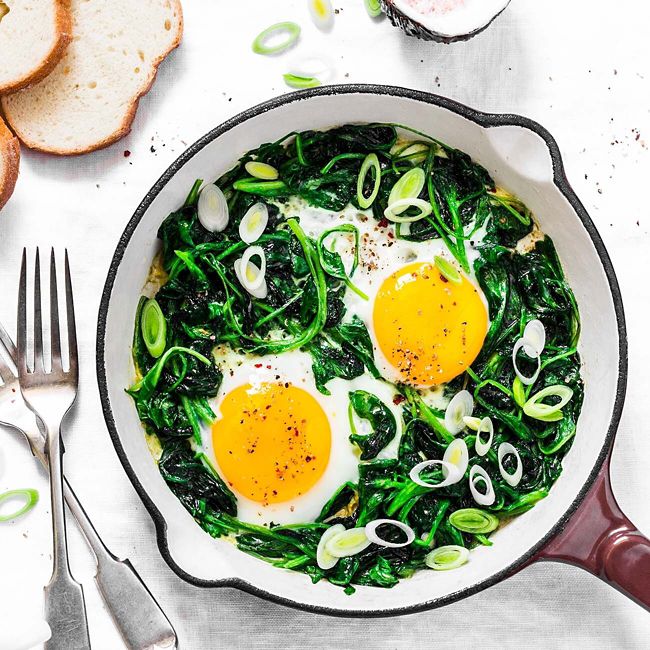 Spinach Baked Eggs With Kefir And Chilli 