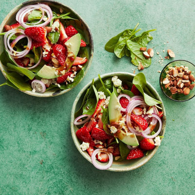 Strawberry & spinach salad with smoked almonds