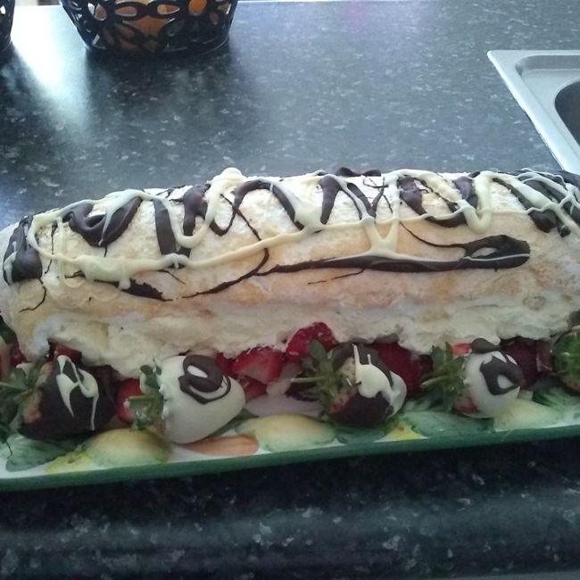 Pavlova Roll With Strawberry