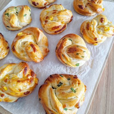 Cheesy corn and spring onion milk buns