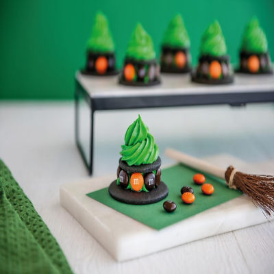 M&M'S® Witches Hat Cookie Stack