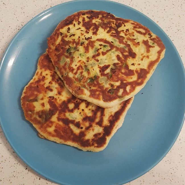 Cheesy Spinach & Garlic Naan Bread